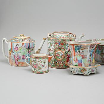 Eight pieces of chinese porcelain, around the year 1900.