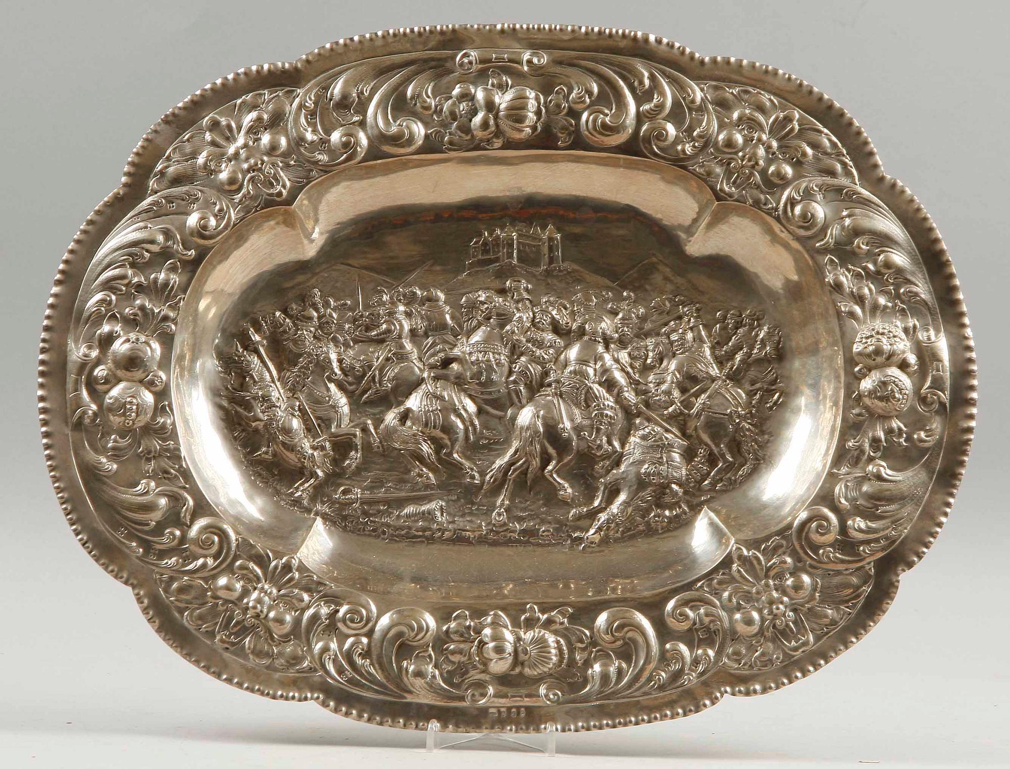 PRESENTERFAT, silver 800/1000 utländska stämplar. Barockstil.