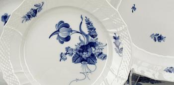 SERVISDELAR, 90 st, "Blå blomst", Royal Copenhagen.