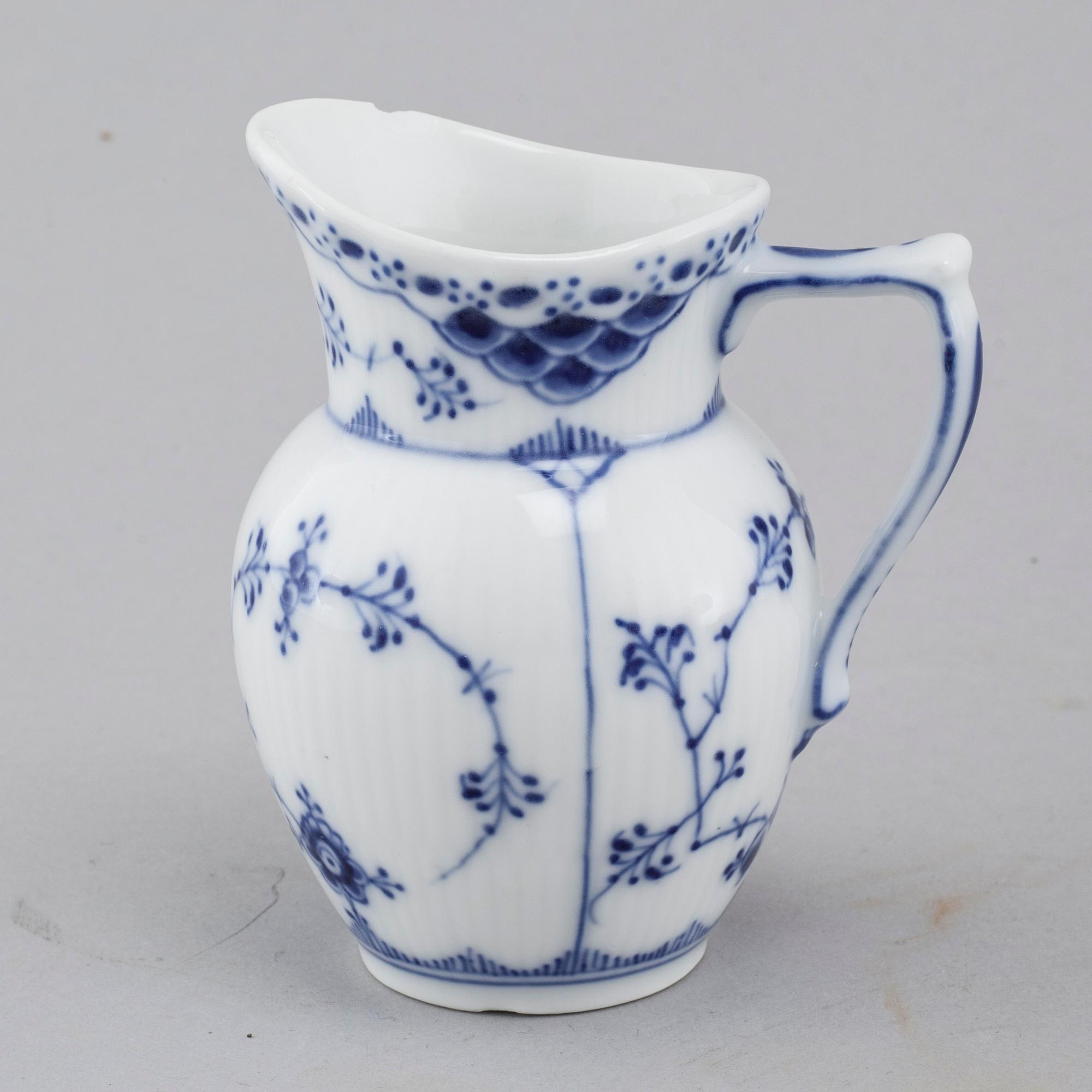 25 pieces of porcelain tableware from Royal Copenhagen, model "Musselmalet", 20th century.