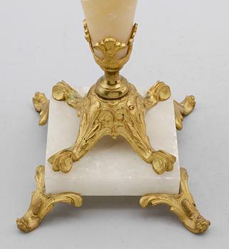 KANDELABRAR, 1 par, alabaster och förgylld mässing,  nyrokoko, 1800-talets andra hälft.