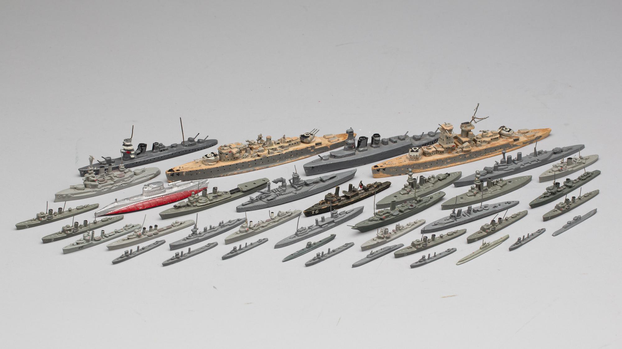 KRIGSFARTYG I MINIATYR, ca 37 st, bl a tenn och trä. 1900-talets mitt.