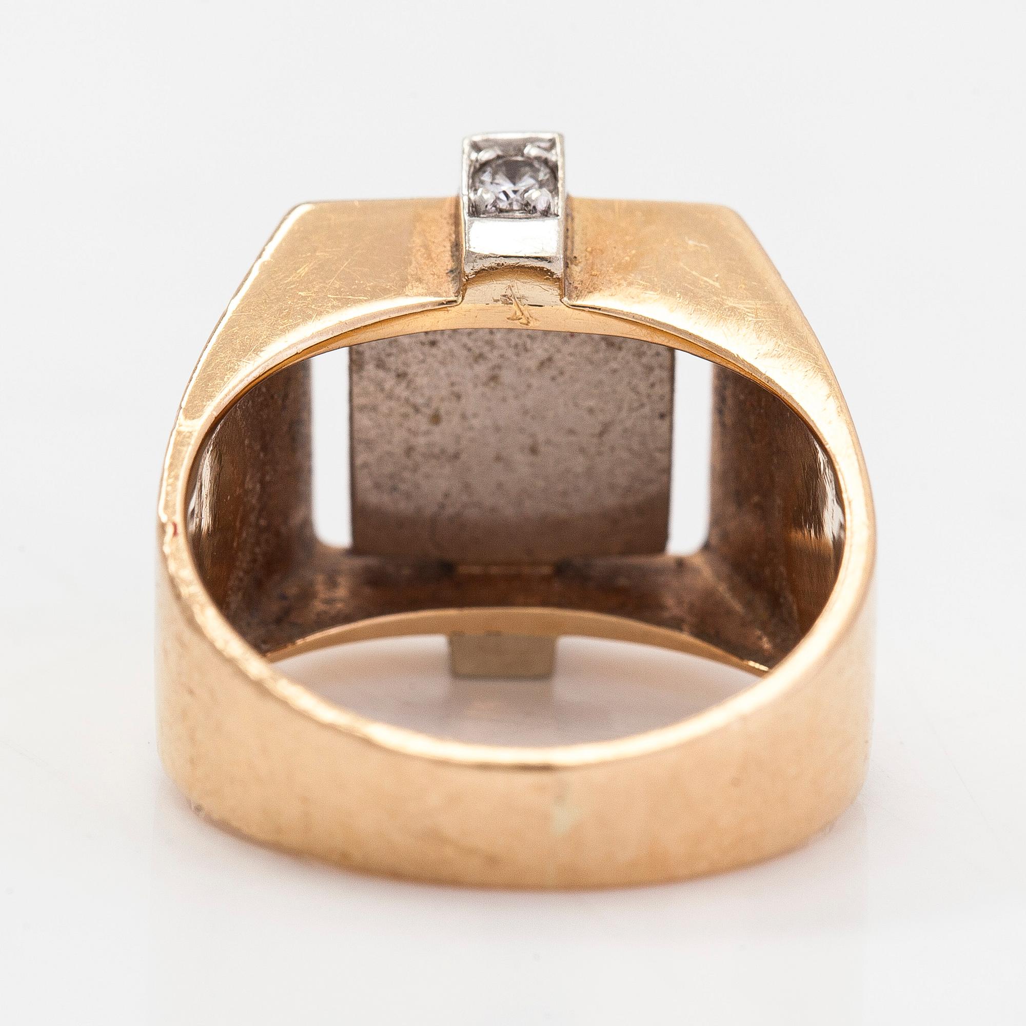Ring, 14K guld, diamanter totalt ca. 0.15 ct enligt gravyr och lapis lazuli.