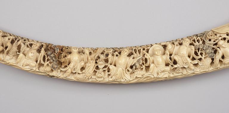 An Ivory sculpture, late Qing dynasty/early 20th Century.