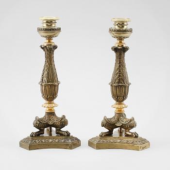 LJUSSTAKAR, 2 st, patinerad brons, senempire, 1800-talets första hälft.