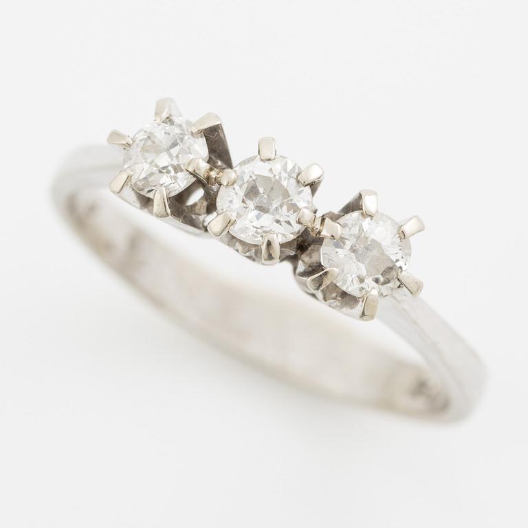 Ring, 18K vitguld med tre gammalslipade diamanter.