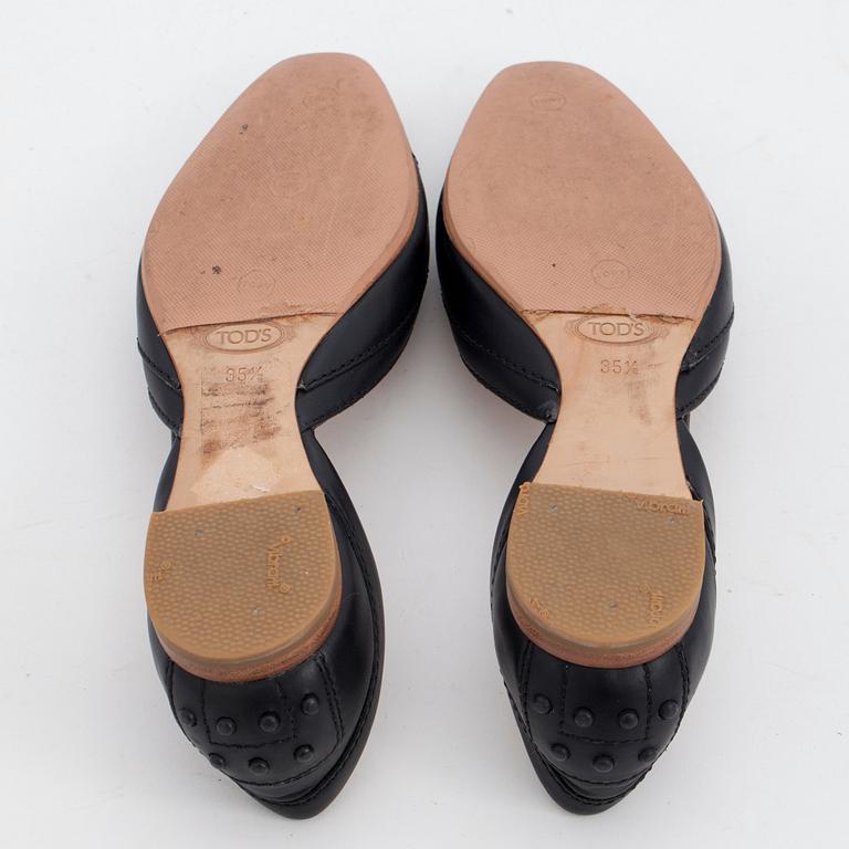 TOD'S, a pair of black lather shoes. Size 35 1/2.