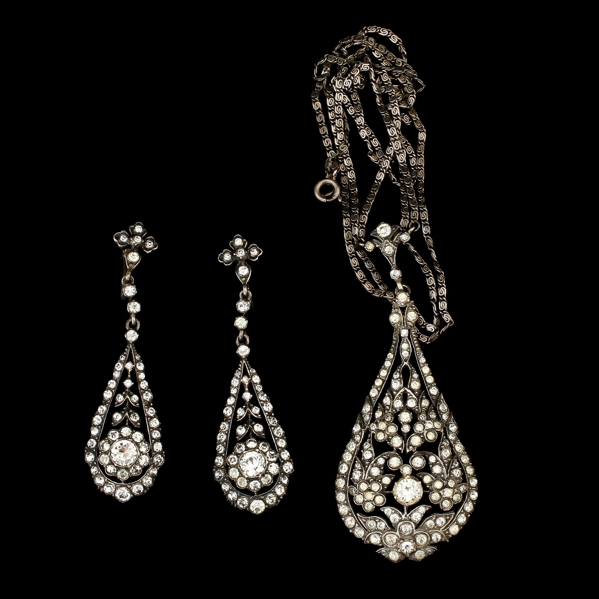 HALSBAND samt ÖRHÄNGEN, ett par, silver och fasettslipade stenar, importstmpl, omkring 1900. Vikt 35 g.