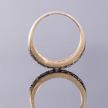 RING, 14K guld, 21 st små briljantslipade diamanter. Vikt 2,3 g.