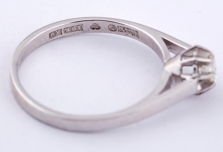 RING, 18 k vitguld med briljantslipad diamant, ca 0.16 ct. Örns, Göteborg, 1996. Vikt ca 2,5 g.