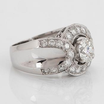 An 18K white gold ring set with round brillliant-cut diamonds with a total weight of ca 1.50 cts.