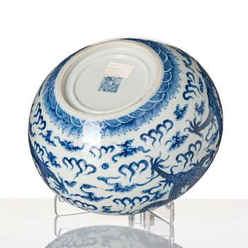 A blue and white jardiniere, late Qing dynasty.