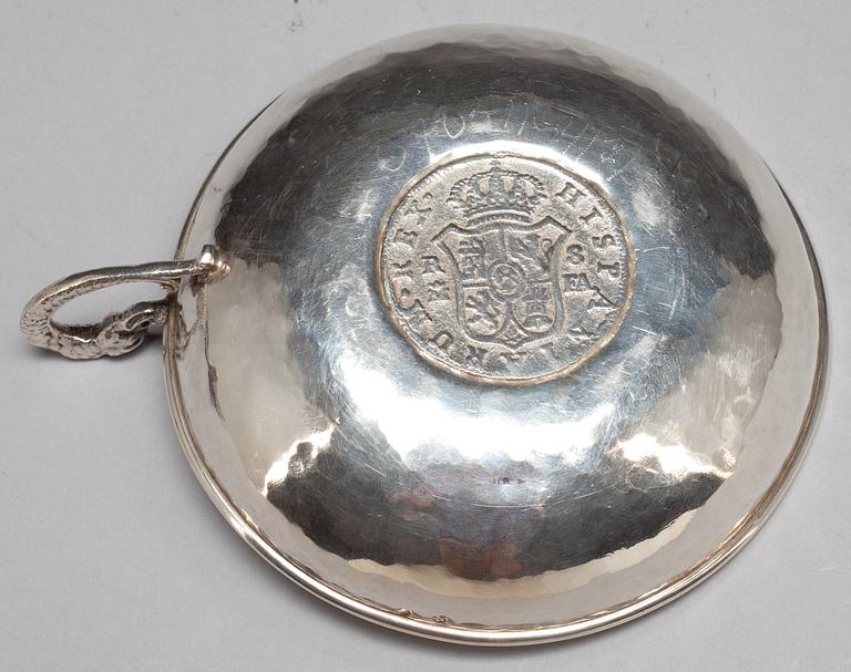 SKÅLFAT MED HÄNKEL, silver, 2 st. Spanien. 1800-tal. Vikt ca 170 g.