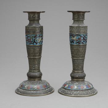 LJUSSTAKAR, ett par, cloisonne, Kina, 1900-tal.