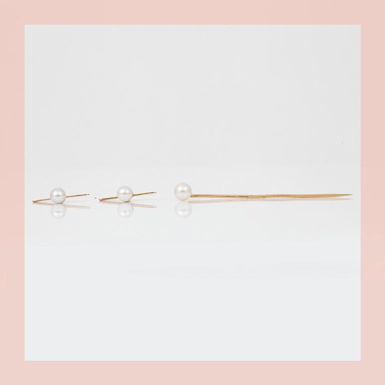 STICKPIN and a pair of TUXEDO BUTTONS, 18K gold and pearls.