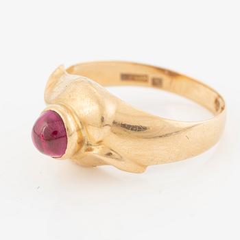 Ring 18K gold with cabochon-cut red synthetic stone.