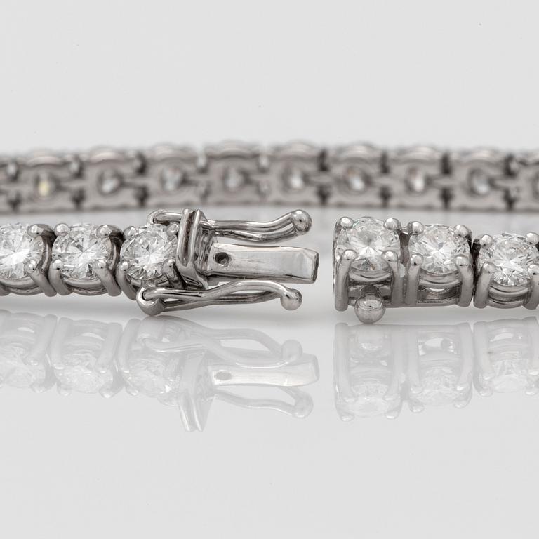 A 9.40 ct brilliant-cut diamond bracelet.
