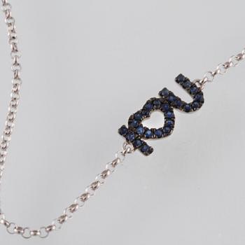 ARMBAND, 18K vitguld med fasettslipade blå safirer. Vikt 1,1 gram.