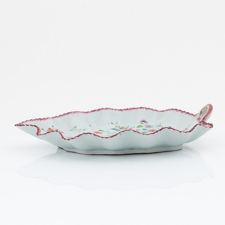 A leaf shaped famille rose serving dish, Qing dynasty, Qianlong (1736-95).