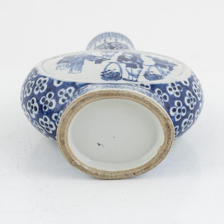 A Chinese blue and white porcelain moonflask, Qing dynasty, 19th century.