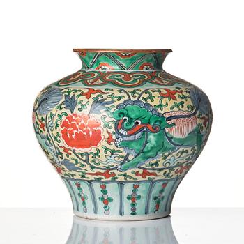 A wucai Transition style vase, Qing dynasty, 19th Century.