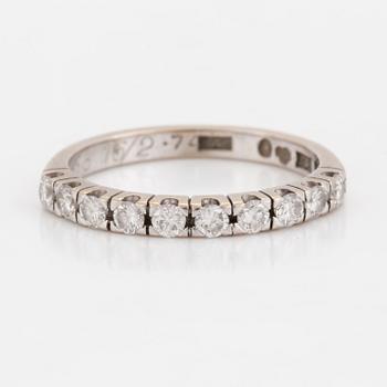HALVALLIANSRING med briljantslipade diamanter.