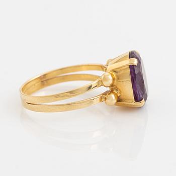 18K gold and colour change syntehtic sapphire ring.