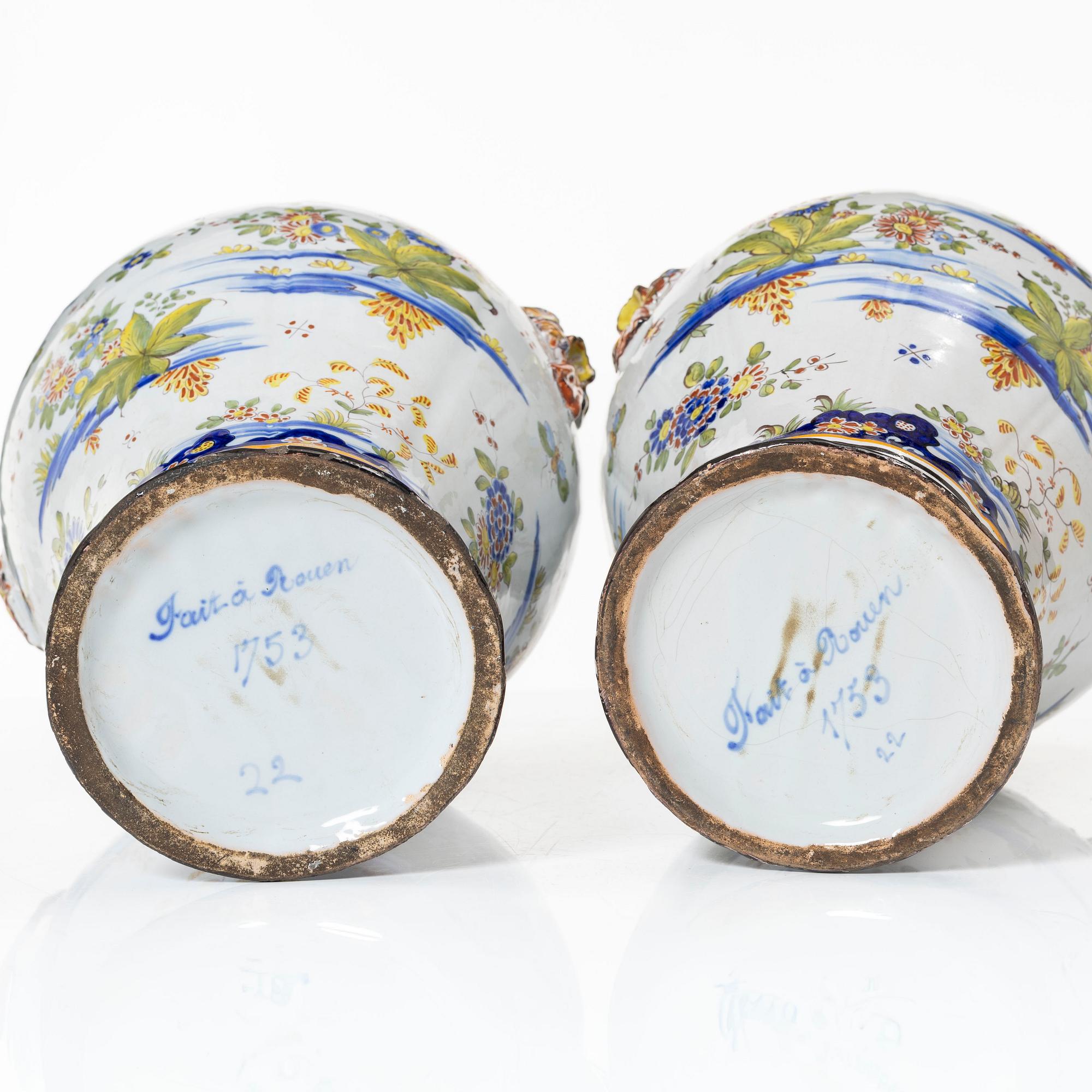 Urnor med lock, fajans, Frankrike, 1800-tal.