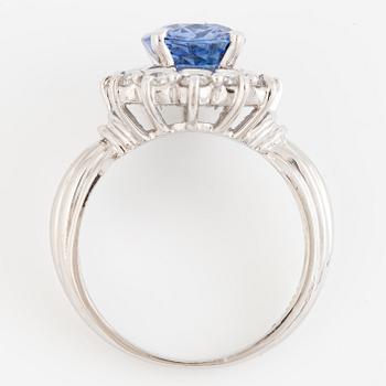 Ring platinum, with a sapphire and brilliant-cut diamonds.