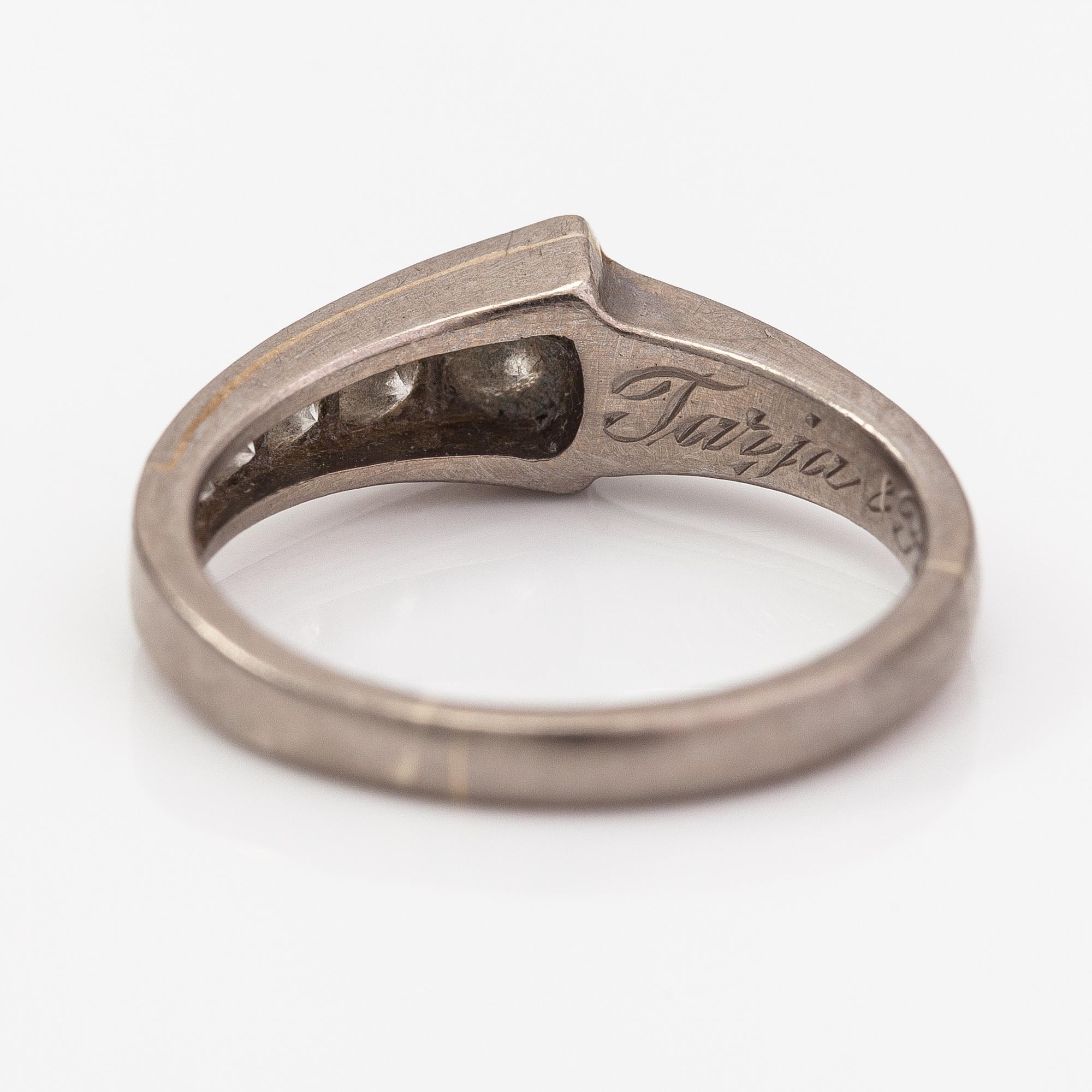 Ring, 18K vitguld, diamanter ca. 0.35 ct tot. Oskar Lindroos, Helsingfors 1941.