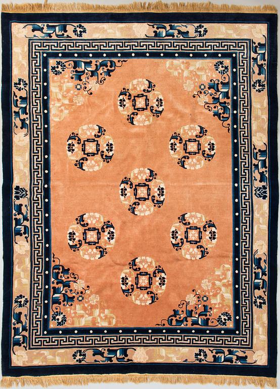 A Chinese carpet. Circa 246x186 cm.