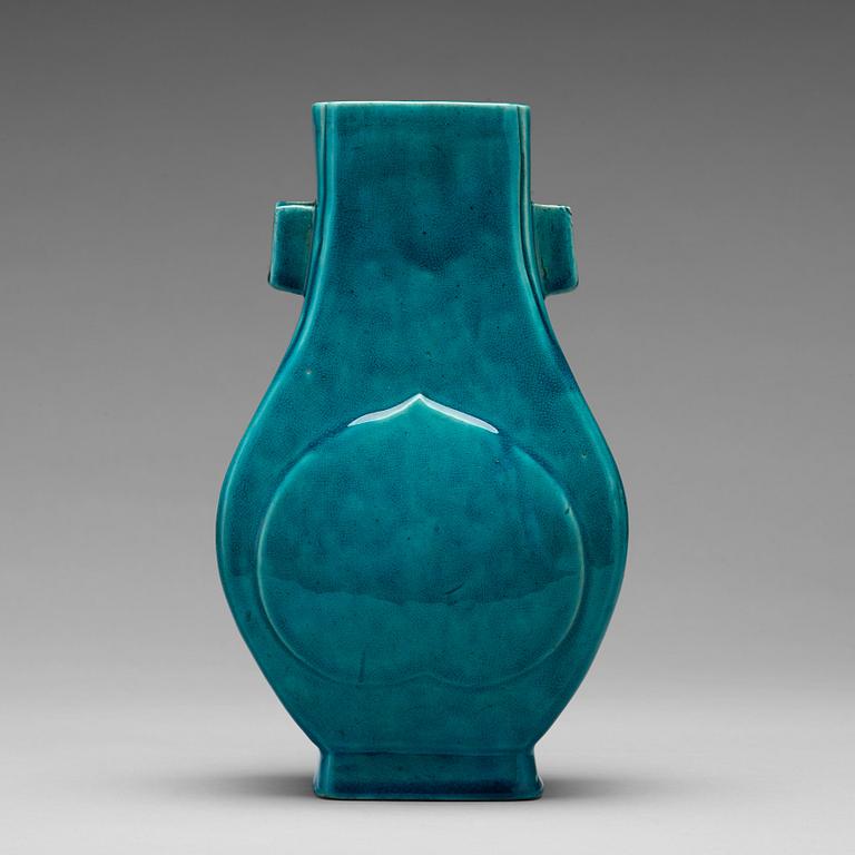 A turquoise glazed vase, Qing dynasty, Kangxi (1662-1722).