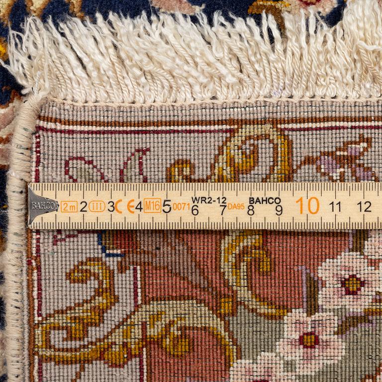 A Tabriz carpet, part silk, c. 206 x 147 cm.