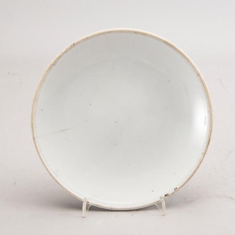 A Chinese porcelain 19th century dish.