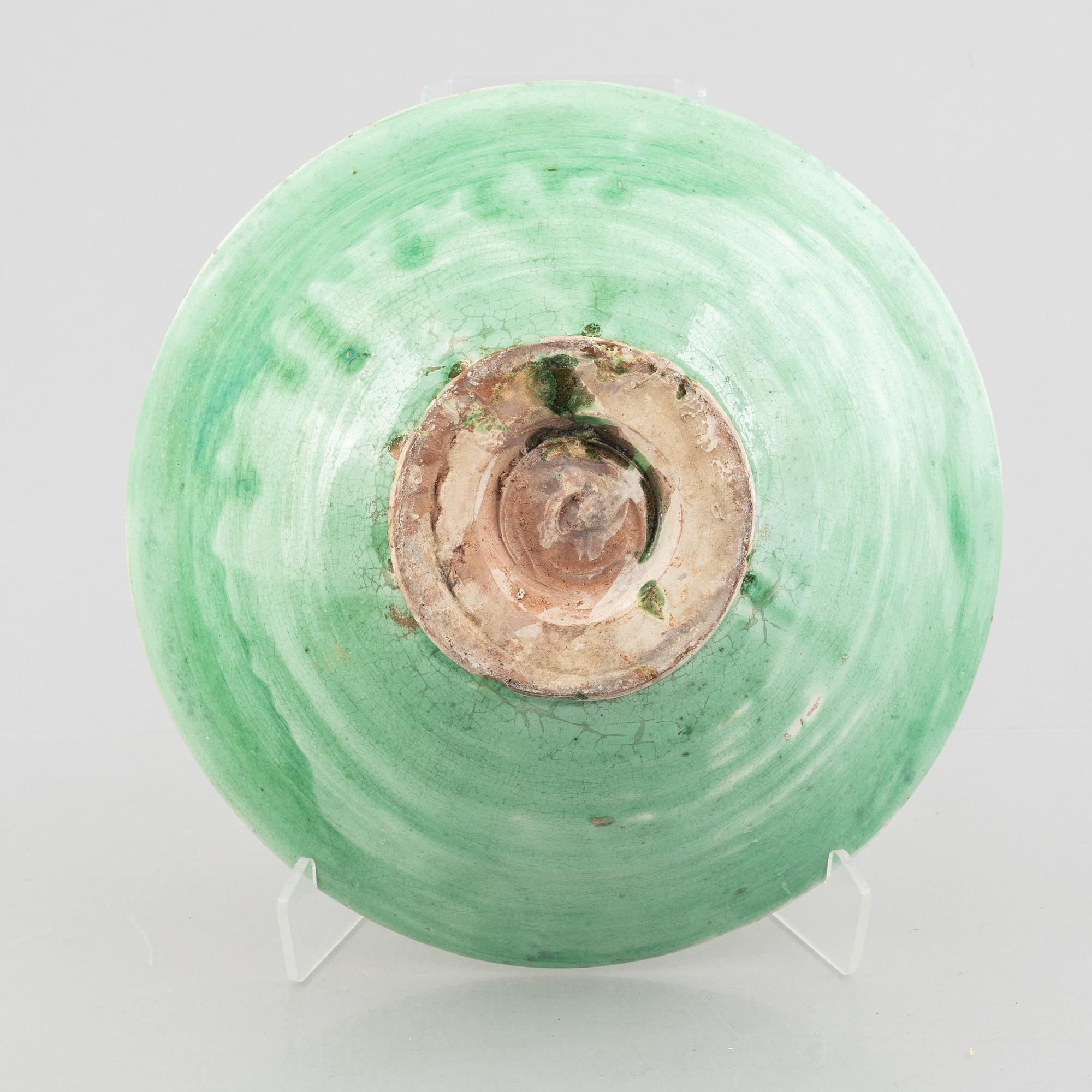 A pair of bowls, circa 1900.