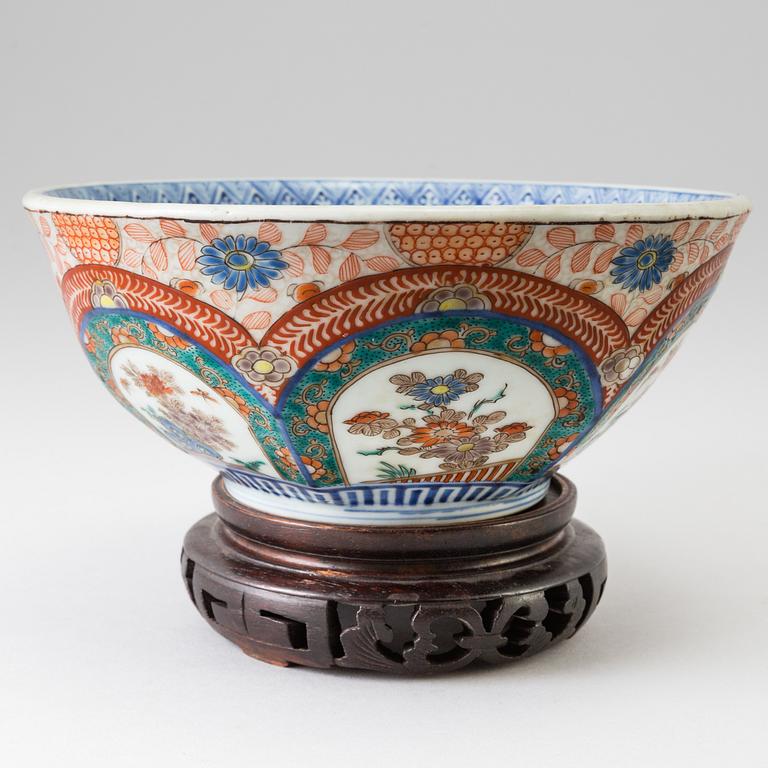 A set of fan-shaped bowls and a larger bowl, Japan, Meiji (1868-1911).