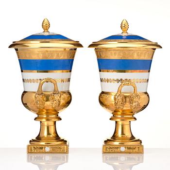 Prakturnor med lock, ett par, porslin. Empire, 1800-talets första hälft.