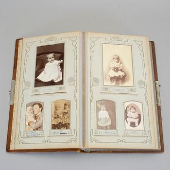 FOTOALBUM, innehållande 65 kabinettfotografier, 1900-talets början.