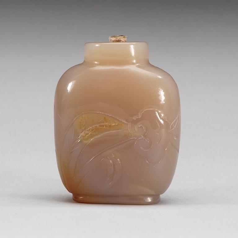 A Chinese agathe snuff bottle, 20th Century.