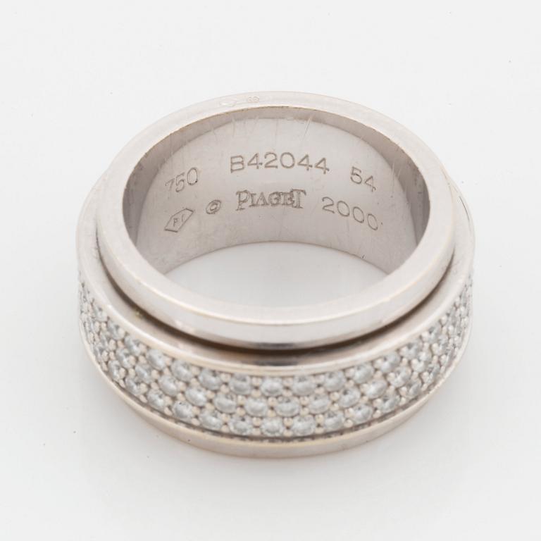 A Piaget "Possesion" ring in 18K white gold set with round brilliant-cut diamonds.