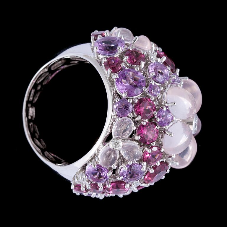 RING, olikfärgade ädelstenar, 12.50 ct, och briljantslipade diamanter, 0.29 ct.