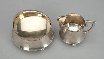 SOCKERSKÅL samt GRÄDDSNÄCKA, silver, Estland 1924-1940. Vikt ca. 234 g.