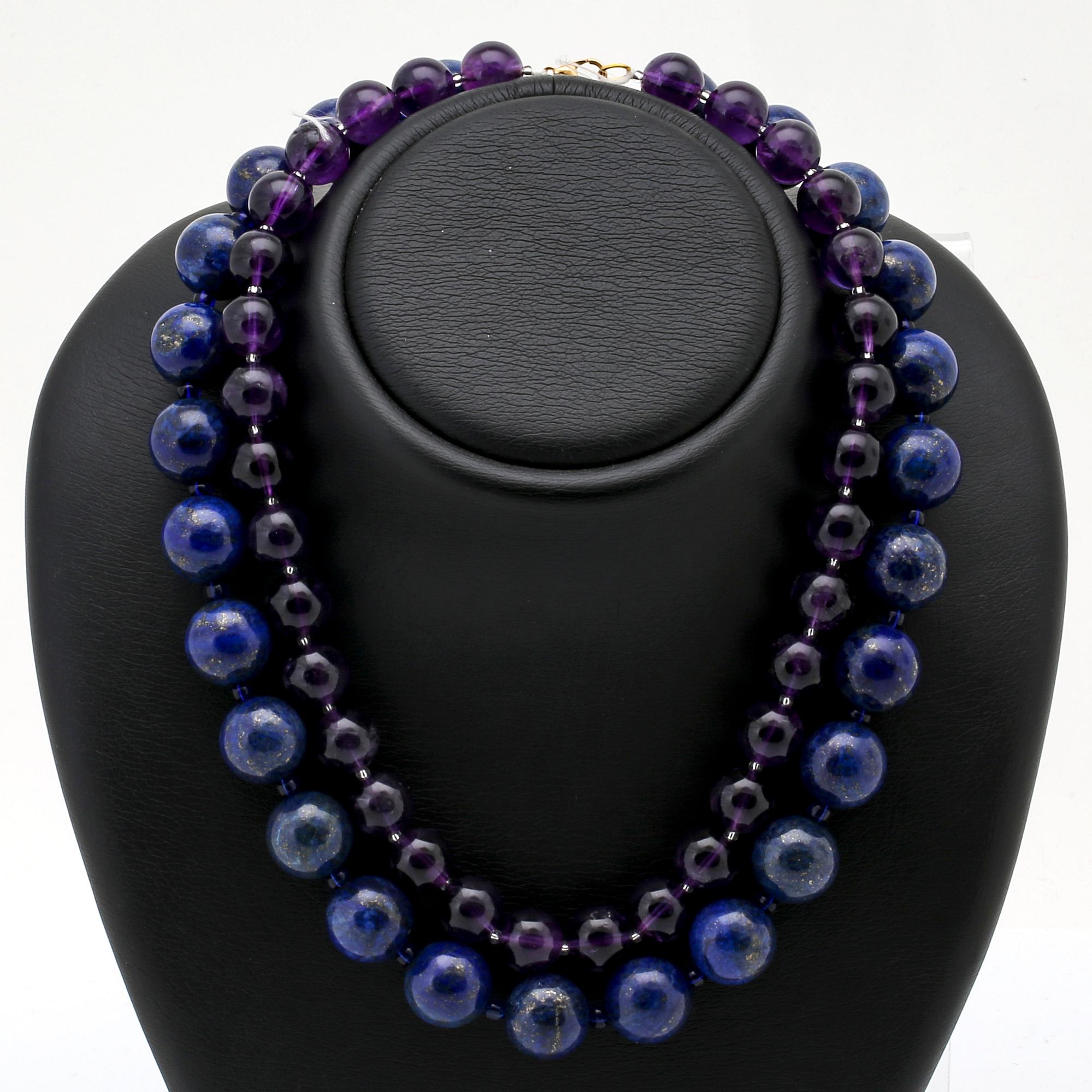 2 collier lapis lazuli ca ca 16mm och ametist ca 12 mm, glaskulor, längder ca 43 och 47 cm, lås i metall.