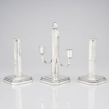 W.A. Bolin, garnityr, en kandelaber och ett par ljusstakar, Stockholm 1953, silver.