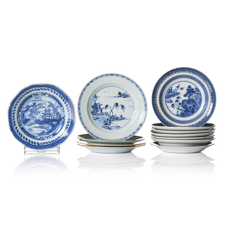 A set of twelve Chinese export porcelain dessert dishes, Qing dynasty, Qianlong and Jiaqing, 18/19th century.