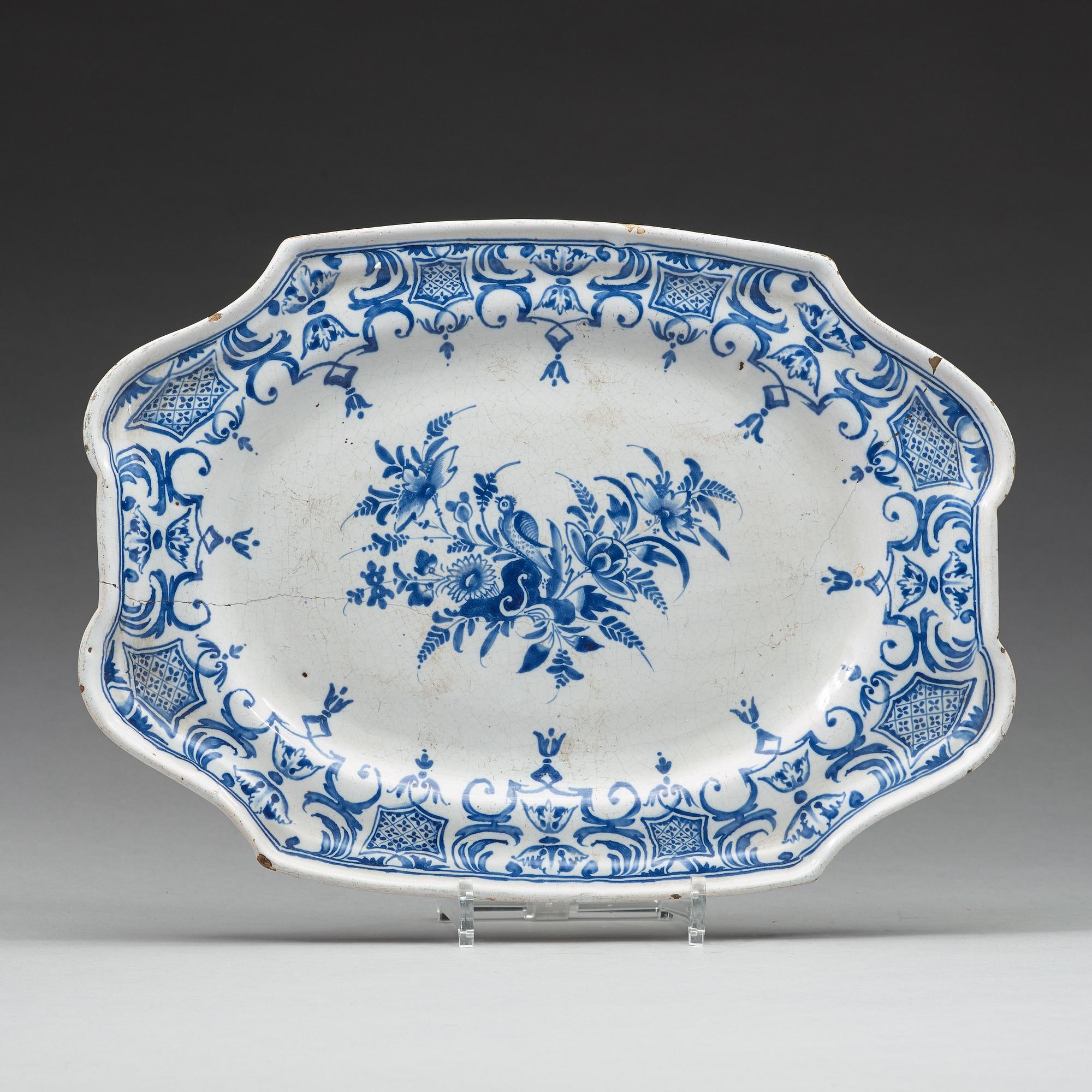 TERRIN med FAT, fajans. Rörstrand, 1700-talets första hälft.