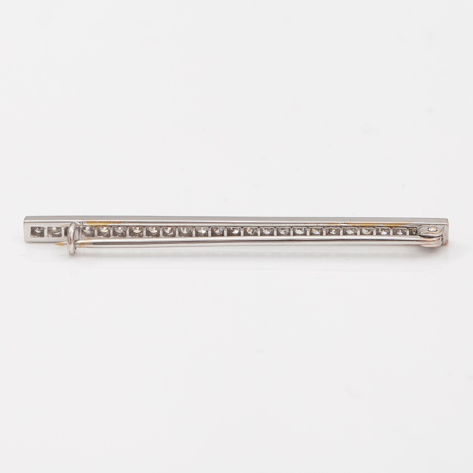 A Tillander, Rintaneula, 18K valkokultaa, 8/8-hiottuja timantteja n. 0.53 ct yht. Helsinki 1982.