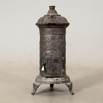 Kamin No 79 "Mikado" of cast iron, Husqvarna early 20th century.