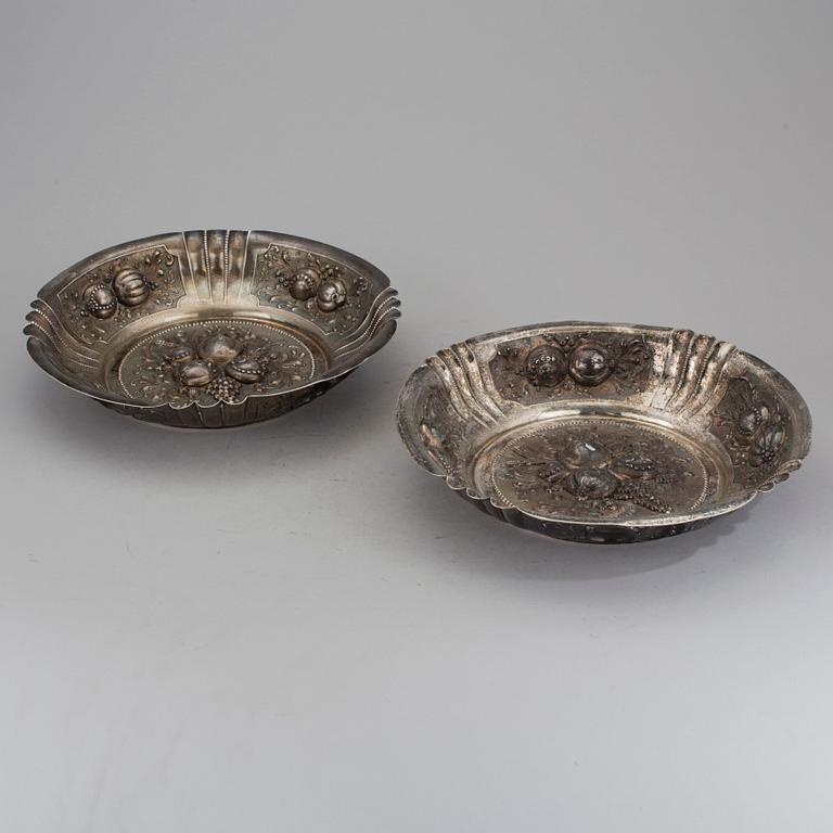 SKÅLFAT, ett par, silver, med svenska kontrollstämplar. Omkring 1900. Vikt ca 800 g.