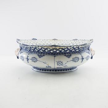 Jardinière "Musselmalet helblonde" Royal Copenhagen Denmark early 20th century porcelain.